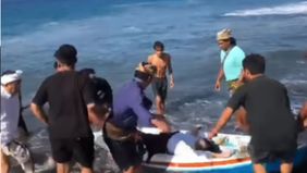 Dua anggota keluarga yang berusaha menolong, I Komang Agus Putrawan, 37, dan I Kadek Agus Karma Yasa, 32, juga sempat ikut terseret ombak. Keduanya berhasil menyelamatkan diri meski dalam kondisi lemas.
