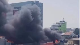 Berdasarkan informasi sementara, kebakaran diduga dipicu korsleting listrik. Namun, penyebab pasti kebakaran masih dalam penanganan dan penyelidikan petugas.