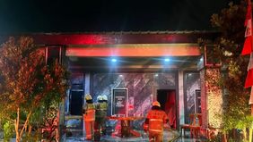 Posko organisasi masyarakat GRIB Jaya di kawasan Kedoya Selatan, Kebon Jeruk, Jakarta Barat, terbakar pada Senin, 31 Agustus 2026 dini hari. Polisi menduga kebakaran tersebut dipicu korsleting atau arus pendek listrik.