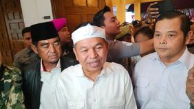 Video berdurasi 56 detik yang beredar di Facebook memperlihatkan dua rekaman berbeda. Salah satu bagian menampilkan Dedi Mulyadi atau KDM sedang menyampaikan permintaan maaf serta berbicara kepada Presiden Prabowo Subianto, Kapolri, Kapolda, dan Dire
