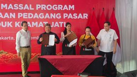Bank Jakarta mengggelar Akad Kredit Massal yang diikuti oleh 100 pedagang di Pasar Induk Kramat Jati, Jakarta, Selasa 1 September 2026.