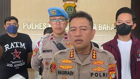 Aksi kejahatan ganjal mesin ATM yang kerap meresahkan warga Jakarta Barat akhirnya terkuak. Jajaran kepolisian berhasil meringkus empat orang anggota sindikat spesialis yang kerap melancarkan aksinya menggunakan ganjalan tusuk gigi.