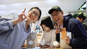 Apple dikabarkan tengah menyiapkan tiga pilihan warna untuk iPhone 18 Pro, yakni Dark Cherry, Sky Blue, dan Black. Warna Dark Cherry atau Burgundy disebut akan menjadi warna unggulan pada lini ponsel terbaru tersebut.

