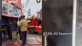 Saat ini petugas telah Tiba di Lokasi dan kebakaran telah selesai ditangani. Informasi dari petugas penyebab kebakaran diduga karena konsleting listrik.