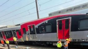 KAI Commuter mengerahkan kereta penolong untuk menangani Commuter Line Nomor 1203 relasi Bogor-Jakarta yang mengalami anjlok saat hendak memasuki jalur 9 Stasiun Jakarta Kota, Jumat pagi, 4 September 2026.

