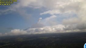 Gunung Semeru Di Perbatasan Kabupaten Lumajang Dan Malang, Jawa Timur, Mengalami Erupsi.