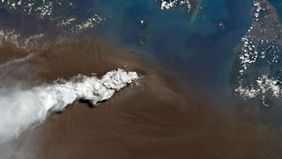 Gunung Anak Krakatau kembali mengalami erupsi pada Minggu malam. Letusan tersebut menghasilkan semburan abu vulkanik yang membumbung hingga lebih dari 15 kilometer ke atmosfer dan menciptakan pemandangan spektakuler yang dapat diamati dari luar angka