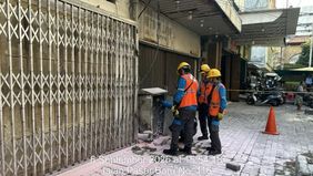 Kepulan asap hitam yang muncul dari bawah tanah di kawasan pertokoan Pasar Baru, Jakarta Pusat, dipastikan berasal dari korsleting listrik pada gardu. Kondisi tersebut sempat membuat pedagang dan pembeli panik.

