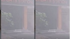 Informasi yang beredar menyebutkan, kejadian tersebut sempat disertai percikan api kecil. Warga dan pekerja toko yang berada di sekitar lokasi kemudian memilih menjauh untuk mengantisipasi hal-hal yang tidak diinginkan.