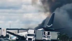 Lima orang dilaporkan tewas setelah pesawat kargo Amazon Prime Air mengalami kecelakaan saat mendarat di Bandara Internasional Miami, Amerika Serikat, Minggu 6 September 2026 waktu setempat. 