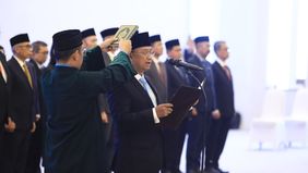 Ketua Mahkamah Agung RI Sunarto mengambil sumpah jabatan Sarjito sebagai Kepala Eksekutif Pengawas Bursa Mineral dan Komoditas Strategis (BMKS) merangkap Anggota Dewan Komisioner OJK periode 2026-2031 di Gedung Mahkamah Agung, Jakarta, Rabu 9 Septemb