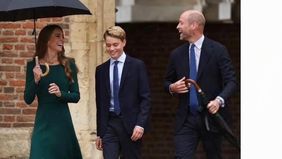 Pangeran George resmi memulai hari pertamanya sebagai siswa di sekolah asrama elite Eton College, Inggris Raya, pada Selasa (8/9). Putra sulung pasangan Pangeran William dan Kate Middleton ini diantar langsung oleh kedua orang tuanya saat tiba di lin