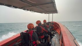 Upaya pencarian dilakukan setelah speedboat yang membawa awak media bertolak dari Dermaga Pagedongan, Carita, pada Senin (7/9/2026) sekitar pukul 14.00 WIB untuk meliput aktivitas Gunung Anak Krakatau. Komunikasi terakhir dengan rombongan diketahui t