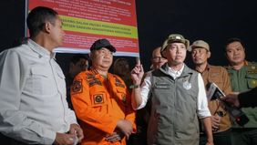 Menteri Kehutanan Raja Juli Antoni menyegel kawasan terdampak kebakaran hutan dan lahan (karhutla) di Desa Sungai Awan Kiri, Kecamatan Muara Pawan, Kabupaten Ketapang, Kalimantan Barat, Selasa (8/9).