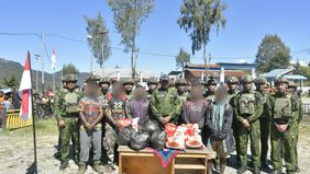 Satgas Koops TNI Habema kembali mencatatkan keberhasilan pendekatan humanis dan pembinaan teritorial di wilayah Papua Tengah. Dalam dua hari berturut-turut, sebanyak lima simpatisan Organisasi Papua Merdeka (OPM) Kodap VIII/Intan Jaya dan seorang ang