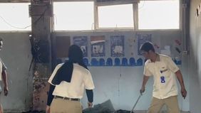 Insiden kebakaran melanda salah satu ruang kelas di SMK Al-Manshuriyah, Jalan Kembangan Raya, Kembangan, Jakarta Barat, pada Kamis siang. Peristiwa tersebut diduga kuat dipicu oleh ledakan dari mesin pendingin udara (air conditioner/AC).