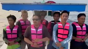 Warga pesisir di sekitar Pantai Carita, Kabupaten Pandeglang, Banten, turut membantu pencarian rombongan jurnalis yang hilang kontak di perairan Selat Sunda saat meliput aktivitas Gunung Anak Krakatau (GAK).