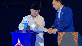 Presiden Prabowo Subianto menanggapi pidato Ketua Umum Partai Demokrat Agus Harimurti Yudhoyono (AHY) yang sebelumnya menjadi perhatian publik, terutama terkait pandangan bahwa kekuasaan memiliki batas dan bukan sesuatu yang dapat dimiliki seseorang 