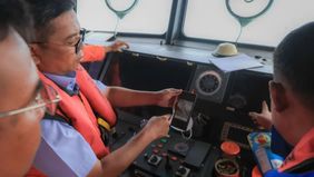 Gubernur Banten Andra Soni turun langsung memimpin serta memantau proses pencarian lima jurnalis dan tiga awak speedboat yang hilang kontak di perairan Selat Sunda. Bersama Tim SAR Gabungan, Gubernur menumpangi KN SAR 247 Tetuka dari Pelabuhan Ciwand