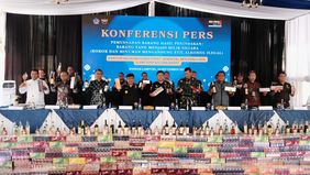Kantor Wilayah (Kanwil) Bea Cukai Sumatera Bagian Barat (Sumbagbar) dan Bea Cukai Bandar Lampung musnahkan barang kena cukai (BKC) berupa 44.698.060 batang rokok ilegal dan 5.893,73 liter minuman mengandung etil alkohol (MMEA/minuman keras (miras)) i