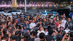 Ratusan jurnalis dari berbagai lintas media massa menggelar aksi doa bersama di kawasan Bundaran Hotel Indonesia (HI), Jakarta Pusat, Jumat sore. Aksi solidaritas yang diprakarsai oleh organisasi Pewarta Foto Indonesia (PFI) ini ditujukan untuk memoh