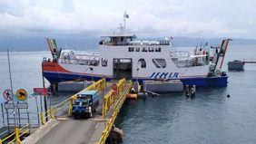 Di antara riuh deburan ombak laut dan gesekan mesin kapal, ASDP hadir yang tak sekadar mengantar penumpang menyeberangi selat, tetapi turut merajut Indonesia agar tetap terhubung dari Sabang sampai Merauke.