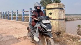 Wilayah Ogan Komering Ilir, Sumatera Selatan, memiliki bentang wilayah yang lekat dengan perkebunan dan kawasan perdesaan. Di sejumlah wilayah, perjalanan menuju permukiman dan lahan usaha tidak selalu mudah. Saat hujan turun, jalan tanah berubah lic