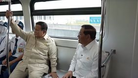 Momen Prabowo Jajal LRT Kelapa Gading-Manggarai