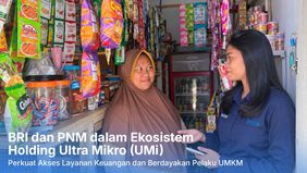 Perjalanan menuju rumah-rumah warga menjadi bagian dari keseharian Violend Trintje Ory. Dari mes tempatnya tinggal, perempuan 23 tahun itu harus menempuh perjalanan sekitar 45 menit untuk menjangkau kelompok nasabah yang didampinginya di Pulau Banda 