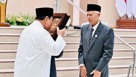 Prabowo Terima Mushaf Al-Qur&rsquo;an Gontor dan Buku &ldquo;Gontor untuk Indonesia&rdquo;