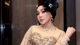 Dewi Gita mendadak menjadi perbincangan hangat di media sosial. Istri dari musisi Armand Maulana ini terseret dalam rumor dugaan perselingkuhan yang melibatkan komedian Andre Taulany di masa lalu. 