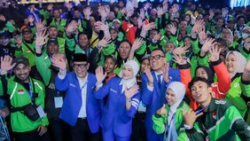 Perwakilan pengemudi ojek online, petani, komunitas nelayan, guru PAUD, guru honorer, tenaga kesehatan, dan pelaku UMKM hadir sebagai tamu kehormatan pada malam puncak perayaan HUT ke-28 Partai Amanat Nasional (PAN) di Jakarta International Conventio