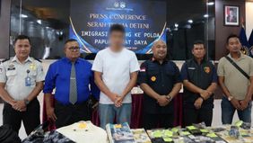 Kantor Imigrasi Sorong menyerahkan WS pemburu penyu ilegal, pria asal Tiongkok, beserta sejumlah 
barang bukti kepada Kepolisian Daerah (Polda) Papua Barat Daya pada 22 September, untuk diproses secara hukum.