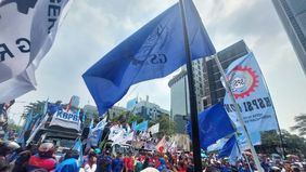 Peserta aksi yang tergabung dalam Koalisi Besar Perjuangan Buruh Indonesia (KBPBI) meninggalkan kawasan Gedung UOB, Thamrin, Jakarta Pusat, dengan tertib setelah menyampaikan tuntutan mereka pada Kamis, 24 September 2026.