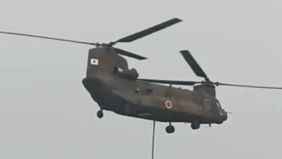 Helikopter Chinook CH-47 milik Jepang akhirnya mulai menjalankan operasi water bombing untuk membantu memadamkan kebakaran hutan dan lahan (karhutla) di Kabupaten Ketapang, Kalimantan Barat.

