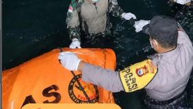 Informasi tersebut membuat keluarga tetap menyimpan harapan di tengah pencarian yang berlangsung berhari-hari.
