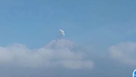 Gunung Semeru yang berada di perbatasan Kabupaten Lumajang dan Malang, Jawa Timur, tercatat mengalami dua kali erupsi pada Jumat pagi, 25 September 2026. 
