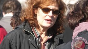 Aktris peraih Oscar Susan Sarandon dan pemeran serial Hacks Hannah Einbinder ditahan polisi saat mengikuti demonstrasi menentang Perdana Menteri Israel Benjamin Netanyahu di Midtown Manhattan, New York.

