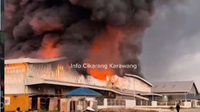 Api terlihat membakar area perusahaan dan hingga pagi ini petugas pemadam kebakaran masih berjibaku melakukan pemadaman untuk mengendalikan kobaran api.