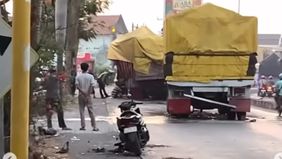 Kronologi kecelakaan berdasarkan keterangan saksi, bermula saat truk trailer bernopol L 8501 UG melaju dari arah Tuban menuju Surabaya. Truk itu kemudian berhenti di jalur kiri karena akan masuk ke SPBU untuk mengisi BBM. Tidak lama kemudian, sebuah 