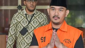 Tersangka kasus dugaan korupsi proyek di lingkungan pemerintahan Kabupaten Bekasi Ade Kuswara Kunang berjalan keluar usai menjalani pemeriksaan di Gedung Merah Putih KPK, Jakarta, Jumat (17/4/2026). KPK melakukan pemeriksaan lanjutan terhadap Bupati 