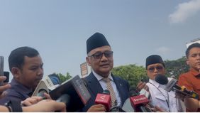 Menteri Haji dan Umrah, Mochamad Irfan Yusuf atau Gus Irfan mengakui bahwa dua anaknya, Barbarossa Muhammad Farros dan Gibran Muhammad, diangkat menjadi tenaga ahli di kementerian yang dipimpinnya.