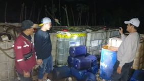 Kapolrestabes Makassar Kombes Pol Arya Perdana (tengah) didampingi jajarannya memberikan keterangan terkait warga yang tewas diduga akibat luka tembak saat polisi membubarkan tawuran di Kantor Biddokkes Polda Sulsel, Makassar, Sulawesi Selatan, Mingg
