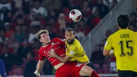 Pesepak bola Timnas Indonesia Ole Romeny (kiri) berebut bola dengan pesepak bola Timnas Malaysia La&acirc;??Vere Corbin-Ong (tengah) pada pertandingan penyisihan Grup A FIFA ASEAN Cup 2026 di Stadion Utama Gelora Bung Karno, Senayan, Jakarta, Senin 28 Sept