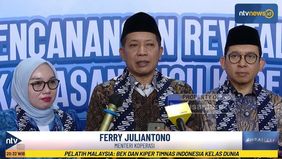 Menteri Koperasi Republik Indonesia, Ferry Juliantono bersama Menteri Kebudayaan Fadli Zon, melakukan napak tilas sejarah perkoperasian nasional di Tugu Peringatan Kongres Koperasi 12 Juli 1947, Jalan DR Moch. Hatta, Kota Tasikmalaya, Jawa Barat. 