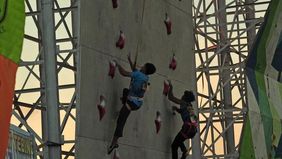 Atlet panjat tebing Indonesia, Aditya Tri Syahria, mencatatkan prestasi gemilang pada Asian Games 2026 setelah memecahkan rekor ajang tersebut sekaligus menjadi yang tercepat dalam babak kualifikasi nomor speed putra.