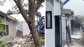 Sebelum pembongkaran dilakukan, petugas memadamkan aliran listrik di sejumlah bangunan. Sejumlah truk juga disiagakan untuk mengangkut perabotan dari dalam ruangan.