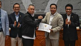 Menteri Perhubungan Dudy Purwagandhi mengusulkan agar pengaturan kendaraan yang melebihi muatan atau dimensi (over dimension over loading/ODOL) diperkuat dalam revisi Undang-Undang Lalu Lintas dan Angkutan Jalan (UU LLAJ).