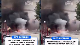 Petugas dan warga yang berada di lokasi berupaya melakukan penanganan untuk mencegah api semakin meluas.