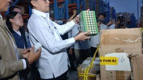Kepala BPOM Taruna Ikrar menunjukkan barang bukti hasil pengungkapan produk kosmetik dan suplemen kesehatan tanpa izin edar di Kompleks Pergudangan Laksana Business Park, Pakuhaji, Kabupaten Tangerang, Banten, Rabu, 30 September 2026.